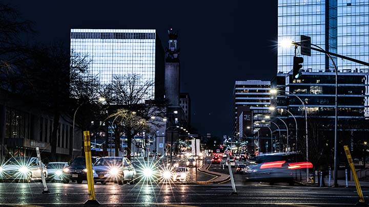 夜晚热闹的城市街道