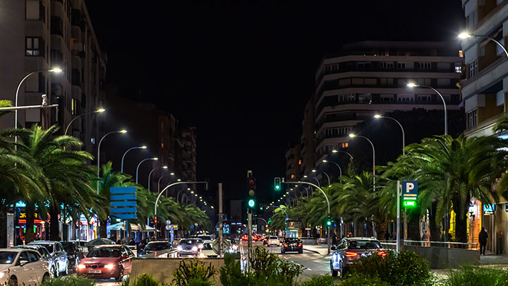 夜晚亮起路灯的热闹的城市街道