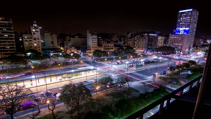 夜间布宜诺斯艾利斯的高速公路段