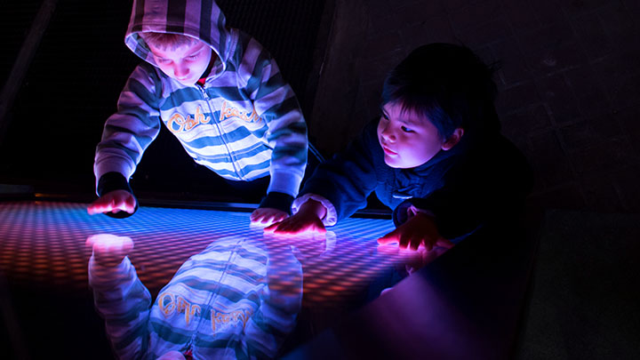 LED 装置上两个孩子在玩耍