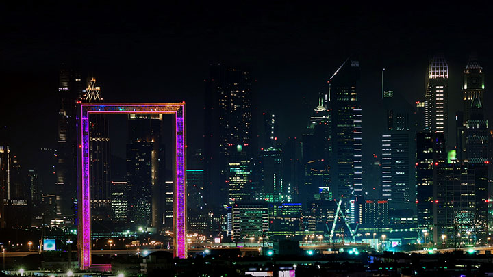 夜幕下的迪拜城，五彩缤纷的灯光交相辉映