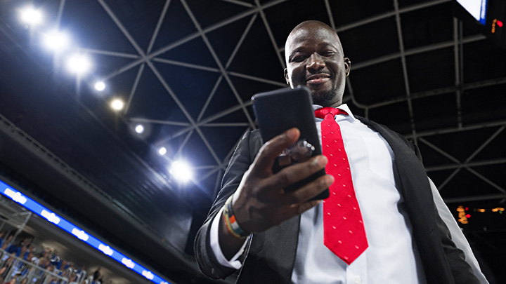 一名足球经理用智能手机控制体育场照明